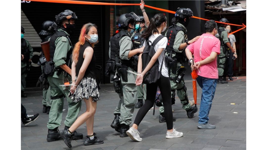 香港警察逮捕了數名參加反對港版國安法遊行的示威者。(2020年7月1日)