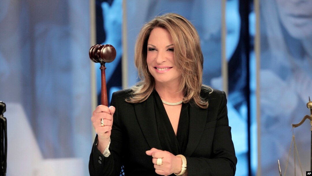 Imagen de 2015 difundida por Telemundo, de la Dra. Ana Maria Polo en el estudio de su programa "Caso Cerrado" en Miami.