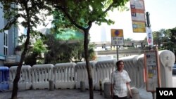 水馬陣圍繞部份行人路 (美國之音湯惠芸拍攝)