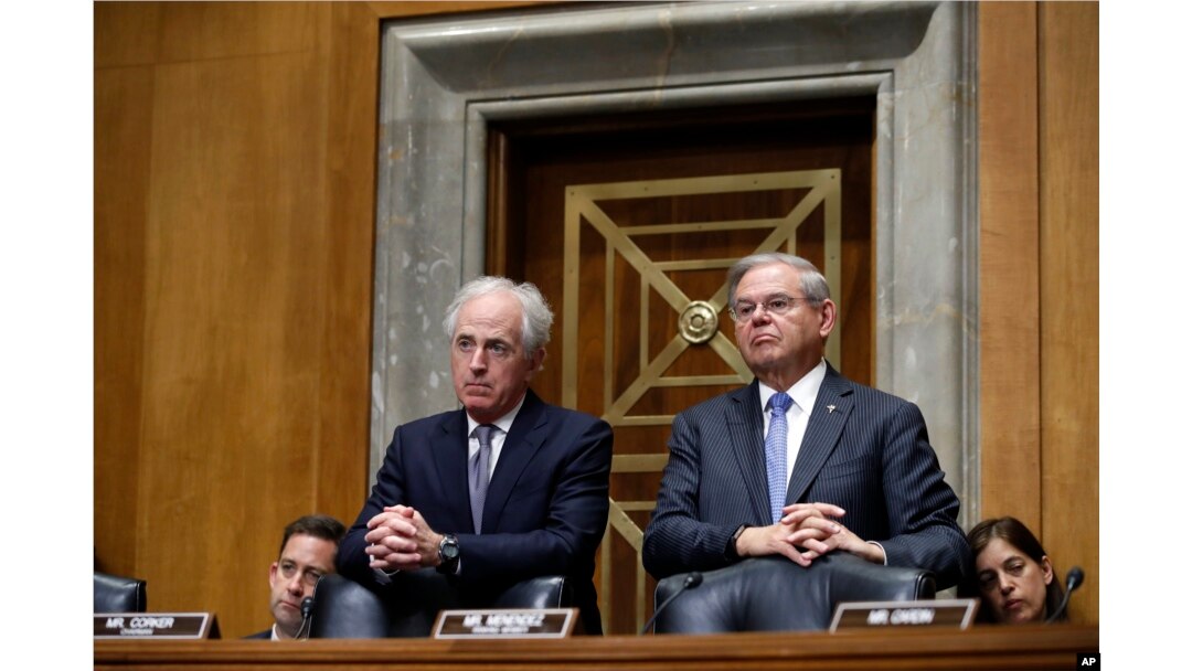 El presidente de la Comisión de Relacianes Exteriores del Senado, Bob Corker, republicano por Tennessee (izquierda), y el senador Bob Menéndez, demócrata por Nueva York, durante la segunda ronda de interrogatorios de la audiencia de confirmación al secretario de Estado designado, Mike Pompeo. Abril 12, 2018.