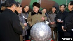 지난 2016년 3월 북한은 김정은 국무위원장이 핵무기 병기화 사업을 지도했다며 핵탄두 기폭장치로 보이는 물체를 공개했다.