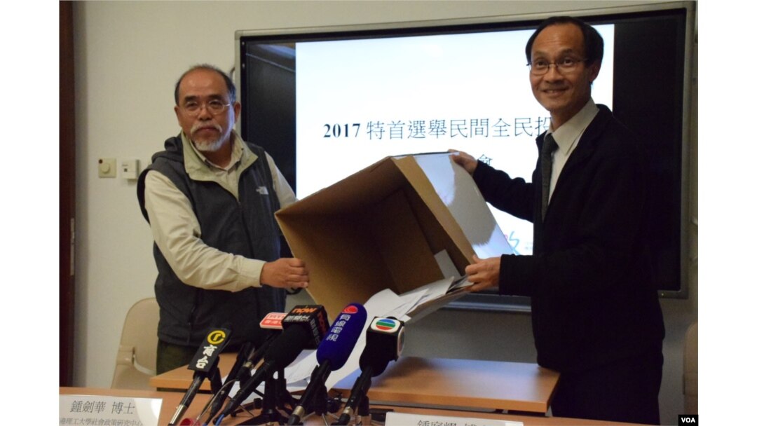 港大民意研究計劃總監鍾庭耀(右)(美國之音湯惠芸 香港)