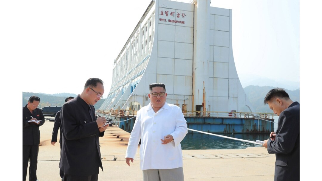 김정은 북한 국무위원장이 지난 2019년 10월 금강산 관광지구를 바운하고 남측 시설 철거를 지시했다고, 조선중앙통신이 보도했다. 김 위원장 일행 뒤로 해금강호텔이 보인다.