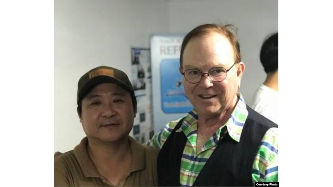 TNKR 영어튜터이자 기금모금 기획자인 마이클 다우니 씨가 탈북자 작가 장진성 씨와 포즈를 취하고 있다.