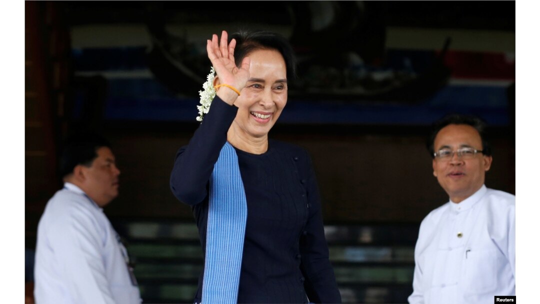 Myanmar's Foreign Minister Aung San Suu Kyi waves her hand to Norway's Foreign Minister Borge Brende (not in picture) after their meeting at Myanmar's Foreign Ministry in Naypyitaw, Myanmar, July 6, 2017.