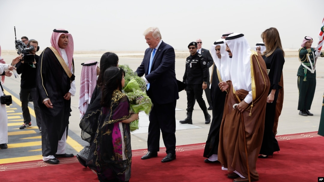 Rais Donald Trump na mkewe Melania Trump wakilakiwa na Mfalme Salman mara baada ya kuwasili Saudi Arabia