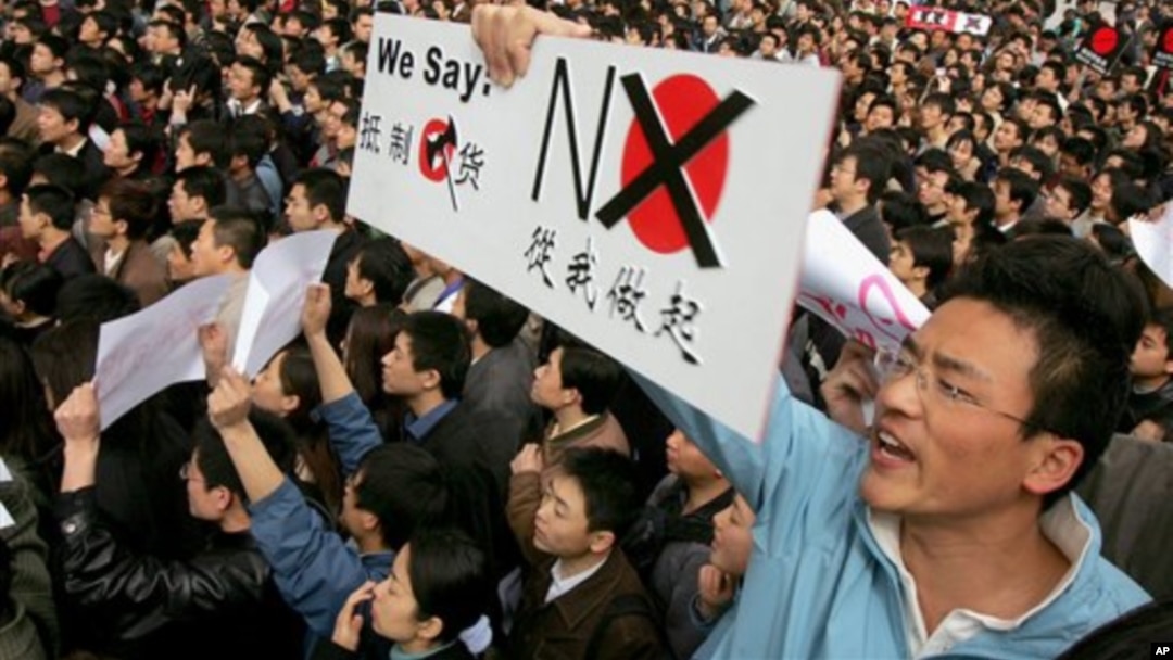 資料照片: 2005年4月9日中國抗議者在北京海淀區遊行時高喊反日口號