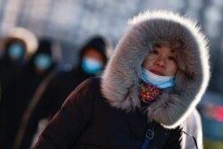 一名婦女走過嚴寒的北京街頭。 （2021年1月6日）