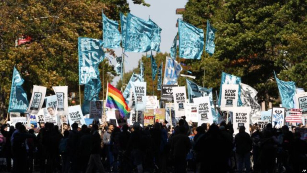 Manifestantes marchan en Washington hacia el Capitolio para demandar que el Congreso investigue a la NSA.
