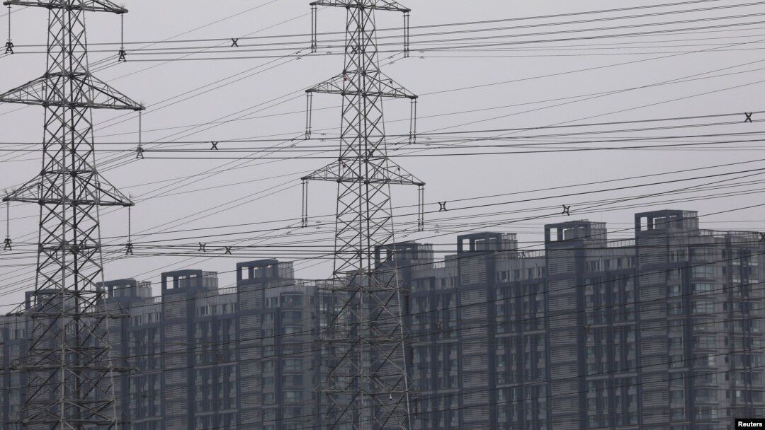 北京一處住宅區旁的輸電塔。（2021年9月28日）