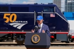 El presidente Joe Biden habla durante un evento para conmemorar el 50 aniversario de Amtrak en la estación 30th Street en Filadelfia, el 30 de abril de 2021.