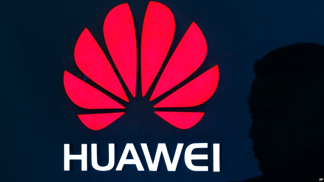 Logo de Huawei en una tienda de la empresa en Beijing. Una alta ejecutiva de la compañía, detenida en Canadá a solicitud de EE.UU., fue dejada en libertad bajo fianza, el martes 11 de diciembre de 2018.