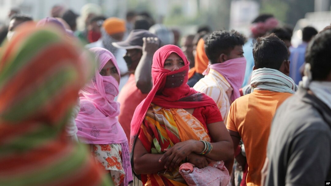  Migrant laborers from other states looking for work gather on a street on the outskirts of Jammu, India, Sept.27, 2020. 