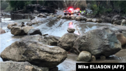 Varias rocas bloquean la carretera de Hot Springs a la altura de Montecito, en California, el 9 de enero de 2018.