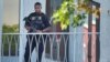 Policajc ispred sudnice gde će se održati pretres Rajanu Vesliju Rutu, osumnjičenom za pokušaj ubistva bivšeg predsednika Donalda Trampa. 