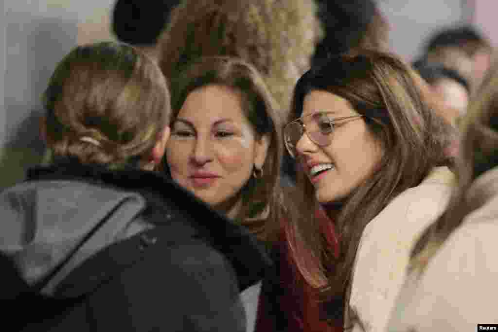 Actors Kathy Najimy (C) and Marisa Tomei (R) are seen at the New York Supreme Court in the Manhattan borough of New York City, prior to the hearing of film producer Harvey Weinstein, who requested that rape and assault charges against him be dismissed. His appeal was rejected.