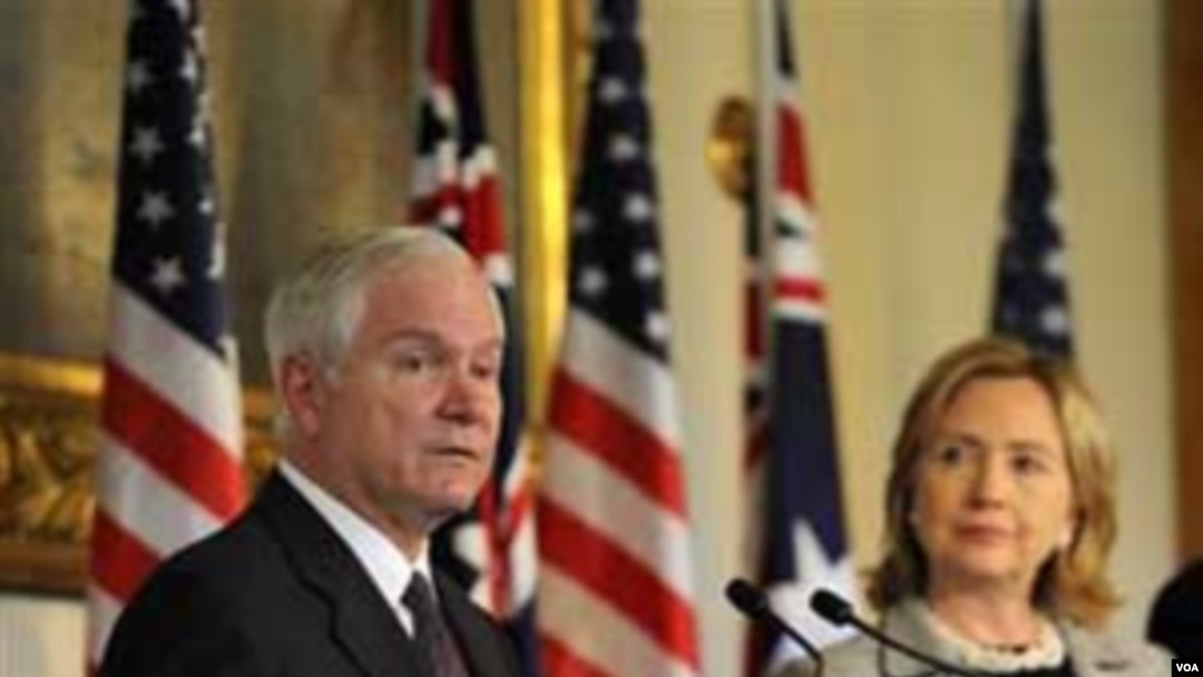 Hillary Clinton y Robert Gates escuchan a los periodistas durante un encuentro en la casa de gobierno de Melbourne, Australia.