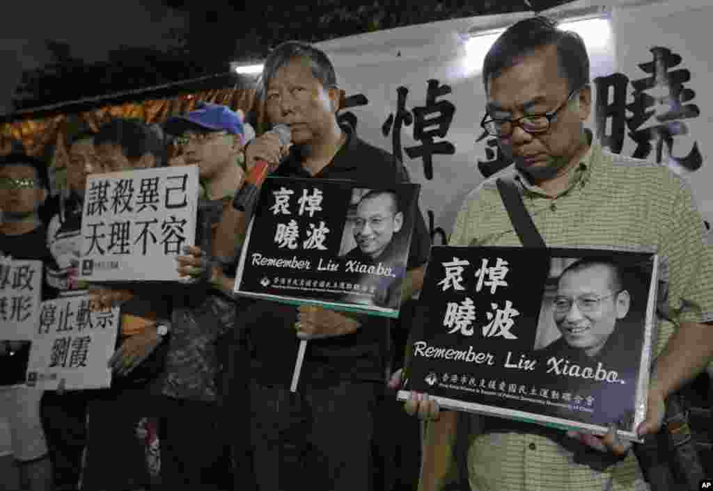 刘晓波病逝的噩耗传来,人们在香港中联办外面示威,悼念刘晓波(2017年7月13日)。中国官方6月26日证实刘晓波身患末期肝癌,获准保外就医,引发国际社会和华人世界震惊。有人质疑有关方面曾掩盖刘晓波的病情或拖延治疗。刘晓波肝癌晚期保外就医后,一直处于严密监控中。除少数直系亲属和医护人员以外,没有任何人,包括其生前好友,得到探视的机会。