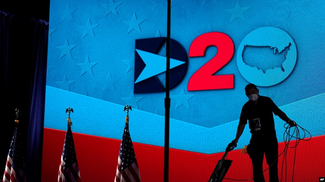 Un trabajador limpia el escenario donde hablarán los oradores en la tercera noche de la Convención Nacional Demócrata, el 19 de agosto de 2020, en Delaware.