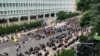 2019年6月27日抗議者聚集在律政司入口處 （美國之音譚嘉琪拍攝）