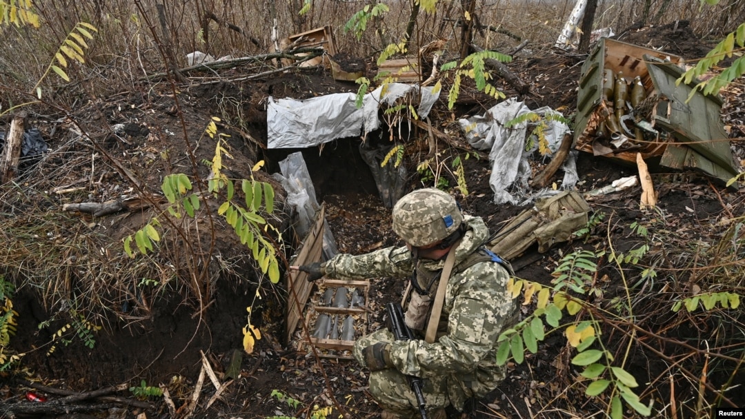 Un militar ucraniano inspecciona las municiones que dejaron los soldados rusos, el 4 de noviembre de 2023.