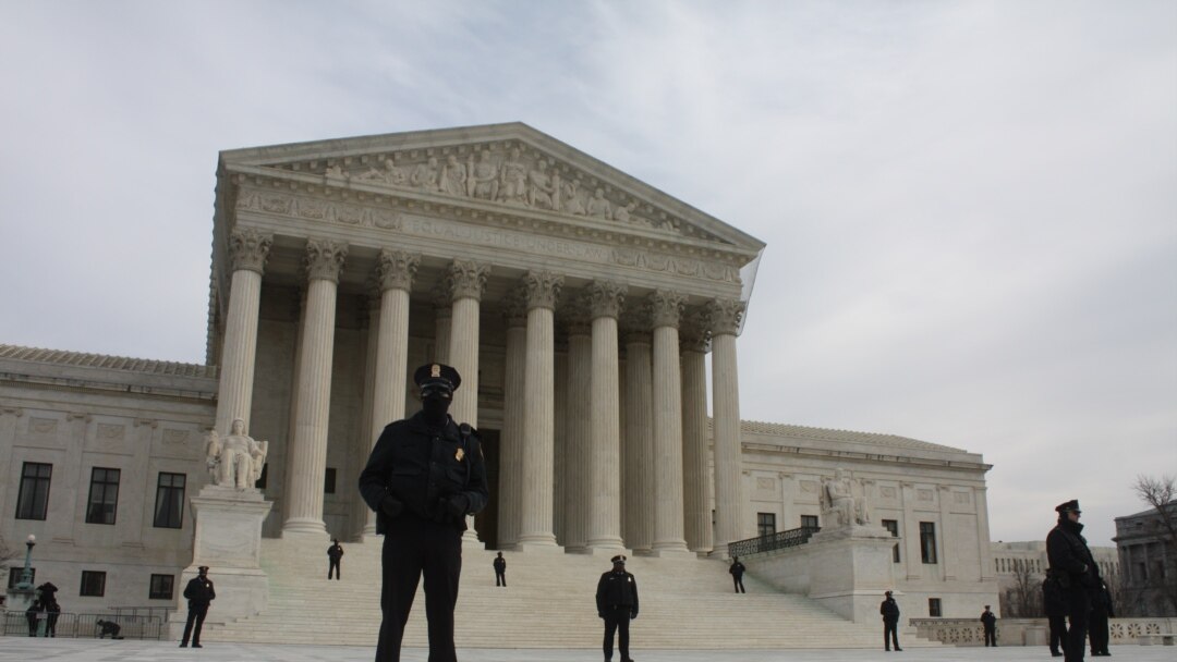 Sede de la Corte Suprema de Justicia de Estados Unidos en Washington DC, con custodía policial durante una manifestación; documento filtrado de la máxima autoridad de justicia del país ha generado un revuelo desde este lunes. (Foto VOA / Archivo)