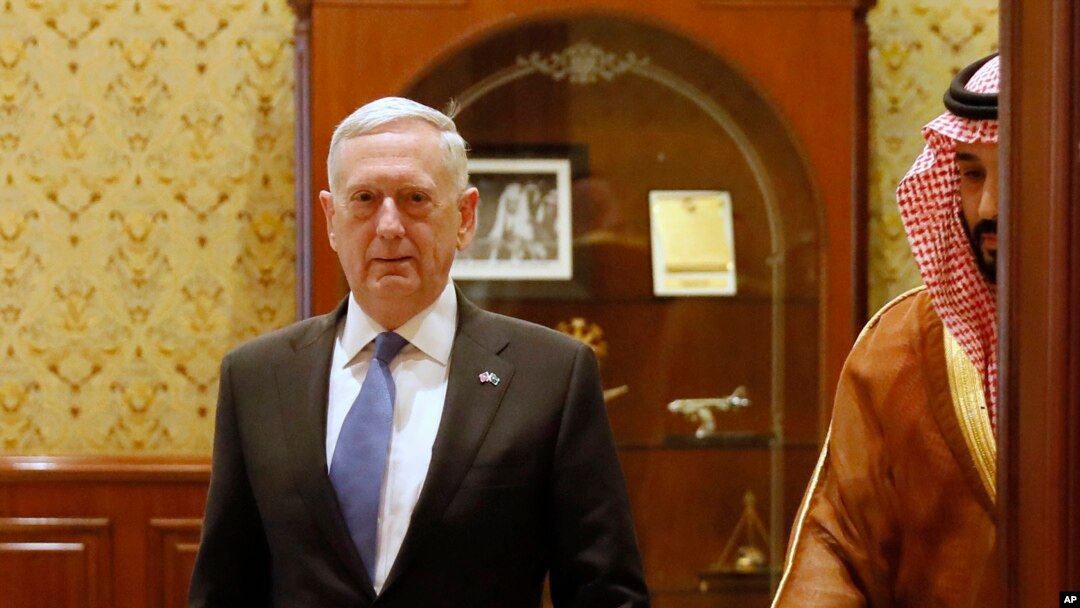 El viceprimer príncipe saudita, Mohammed bin Salman (segundo desde la derecha) escolta al secretario de Defensa de EE.UU., Jim Mattis, a la reunión con sus delegaciones en Riyadh, Arabia Saudita, el miércoles, 19 de abril de 2017. 