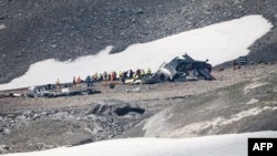 Investigadores de accidentes y personal de rescate trabajan en los restos de un avión Junkers JU52 en Flims, el 5 de agosto de 2018, después de que se estrellara contra Piz Segnas, un pico de 3.000 metros (10.000 pies) en el este de Suiza, el 4 de agosto de 2018. AFP/Fabrice Coffrini.