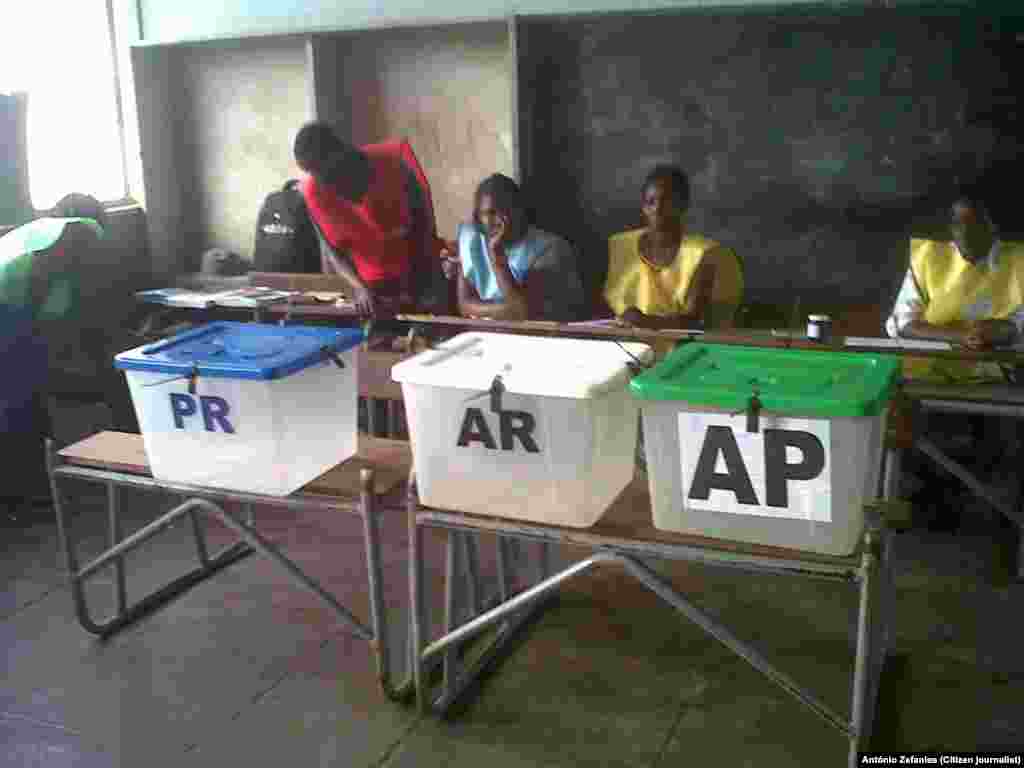 Assembleia de voto em Quelimane, que abriu às 7h00 da manhã. Província da Zambézia, Moçambique, 15 Out, 2014. Foto enviada por António Zefanias