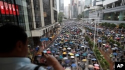 香港民眾星期天（10月6日）繼續冒雨抗議禁蒙面法。