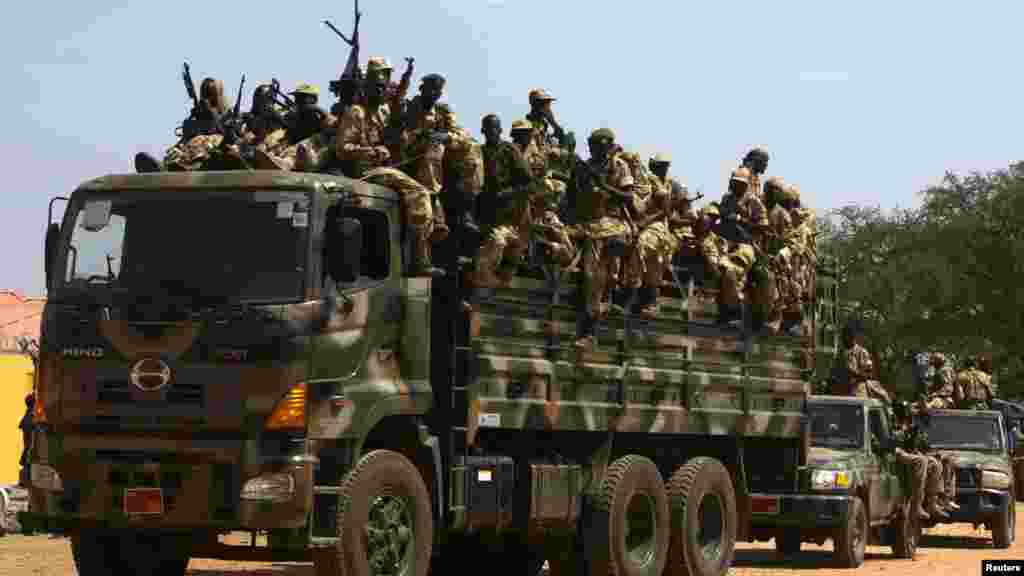 Soldados da SPLA num camião em Juba Dez. 21, 2013. REUTERS/Stringer