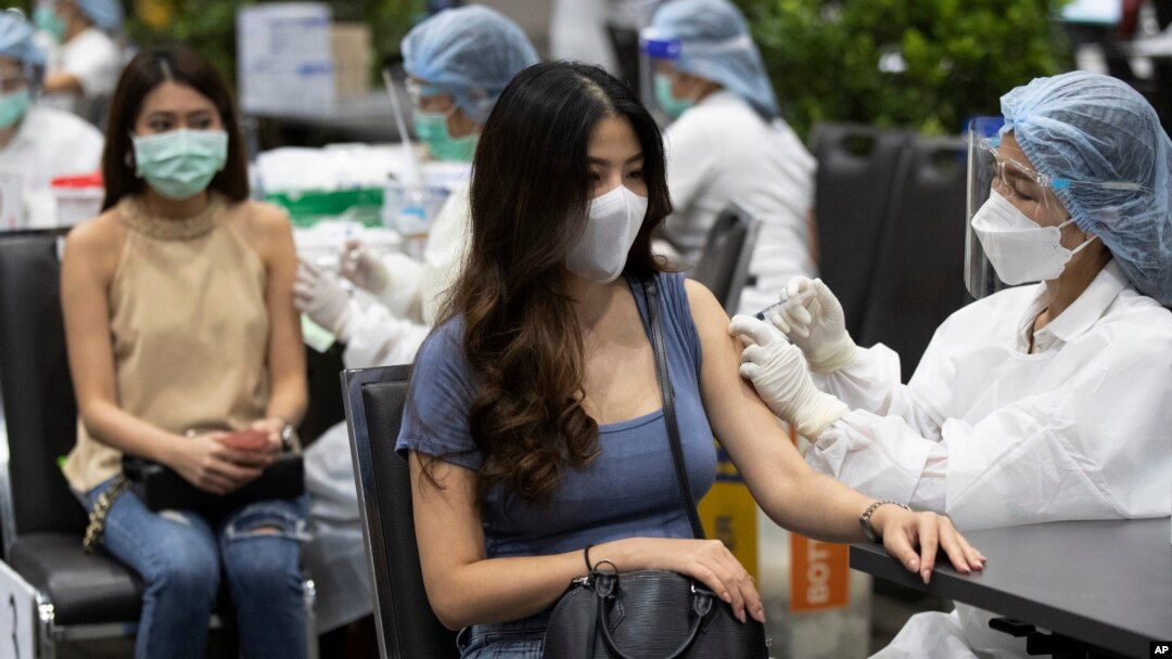 Health workers administer shots of the Sinovac COVID-19 vaccine for airline employees at Siam Paragon shopping mall in Bangkok, Thailand, Tuesday, May 25, 2021. (AP Photo/Sakchai Lalit)