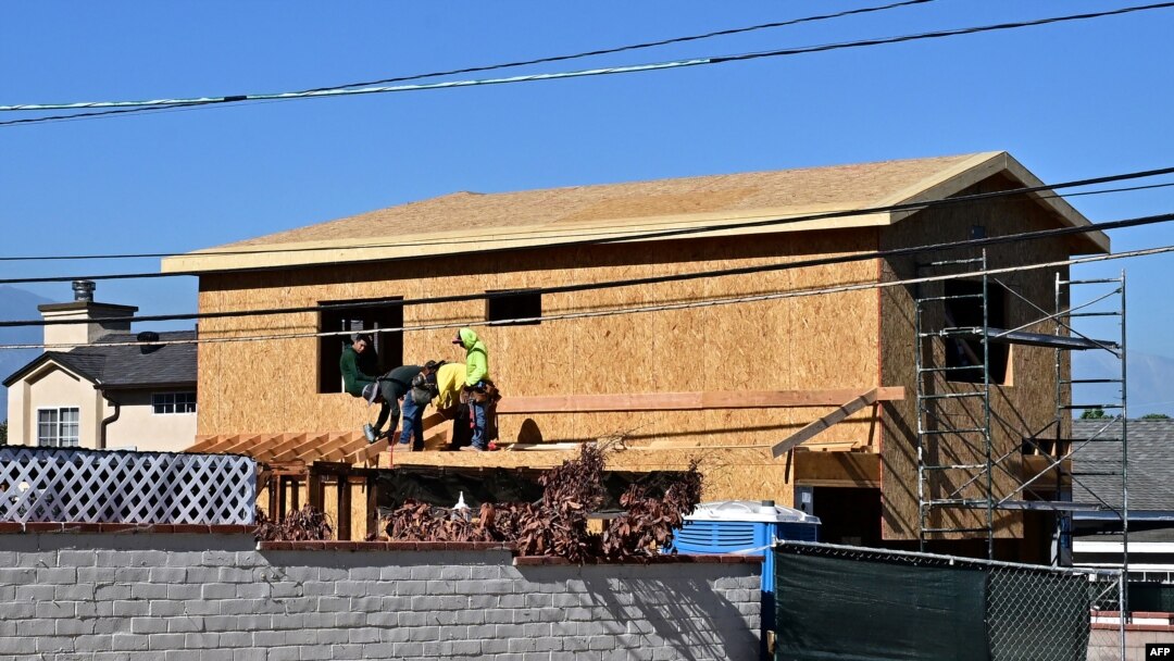 Los trabajadores trabajan en el exterior de una nueva casa que se está construyendo en Alhambra, California, el 21 de agosto de 2024. AFP