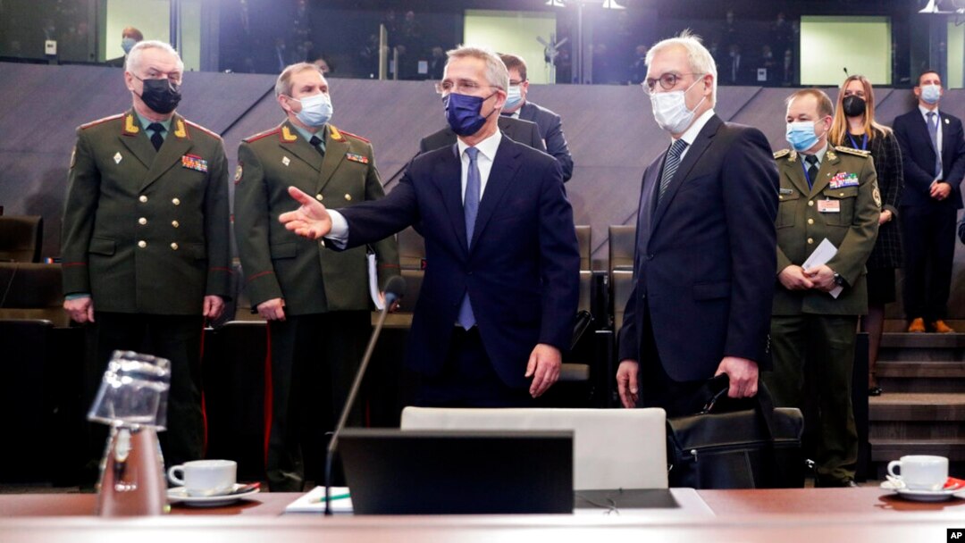 El secretario general de la OTAN, Jens Stoltenberg, centro, y el viceministro de Relaciones Exteriores de Rusia, Alexander Grushko, cuarto a la derecha, llegan al Consejo OTAN-Rusia en la sede de la OTAN en Bruselas, el 12 de enero de 2022. 