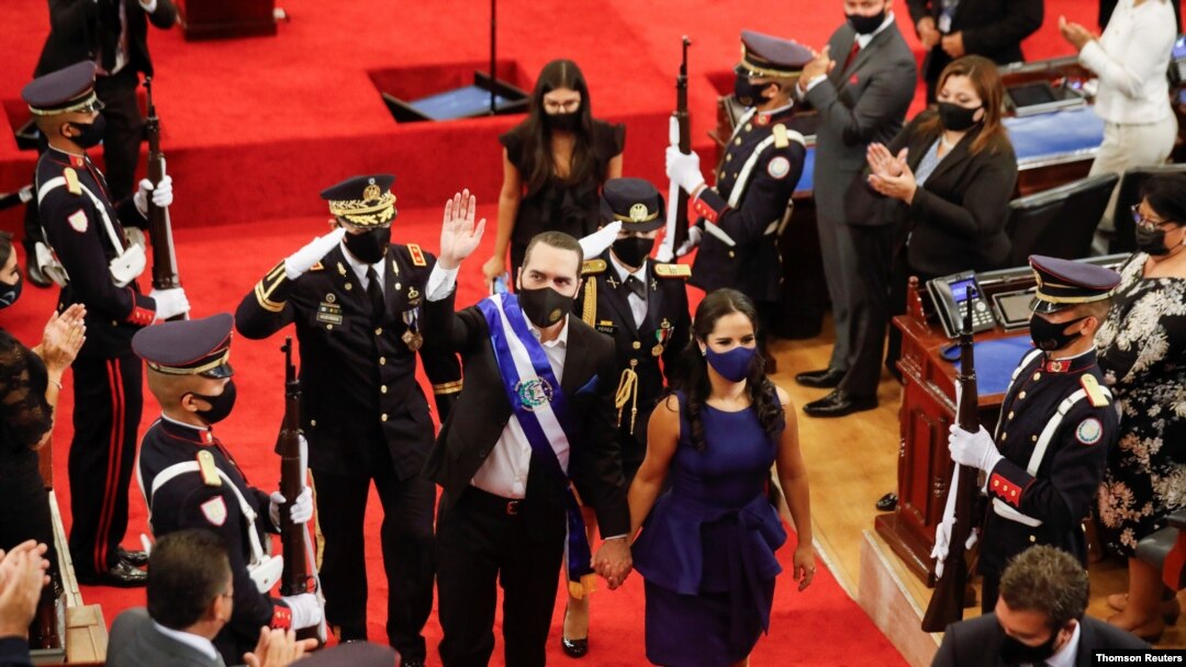 El presidente de El Salvador, Nayib Bukele, saluda tras pronunciar un discurso al país para conmemorar su segundo año en el cargo, en San Salvador, el martes 1 de junio de 2021.