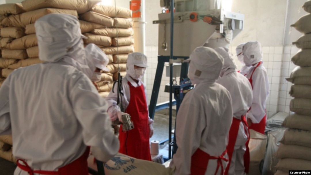스위스 개발협력처(SDC)가 웹사이트에 공개한 대북 지원 활동 사진. SDC는 세계식량계획(WFP)를 통해 지난 3년간 북한 어린이들에게 분유를 제공해왔다.