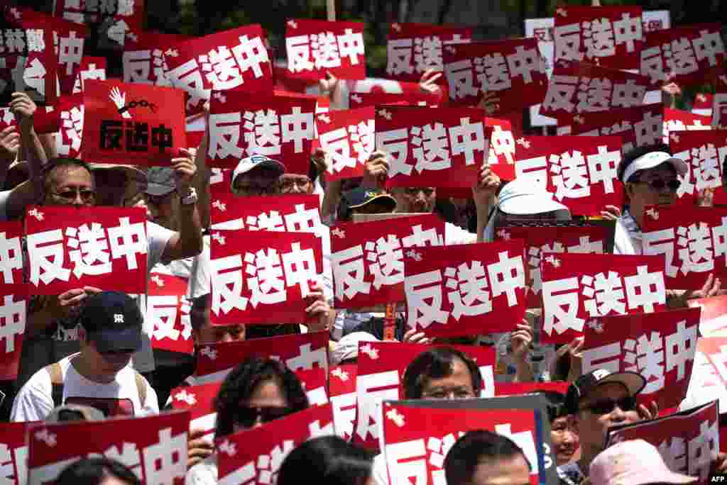 抗議者2019年6月9日在香港參加集會。反對有爭議的引渡法案。會場上有一片“反送中”口號。