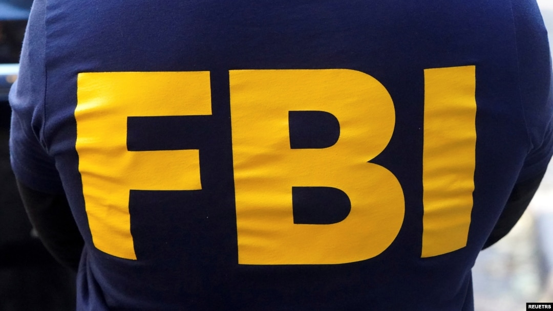 資料照片：一名美國聯邦調查局探員制服上的FBI字樣 （路透社，2021年10月19日）