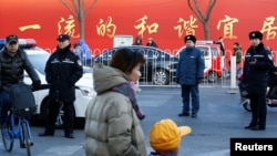 北京警察在一所小學校大門外執勤。（2019年1月8日）