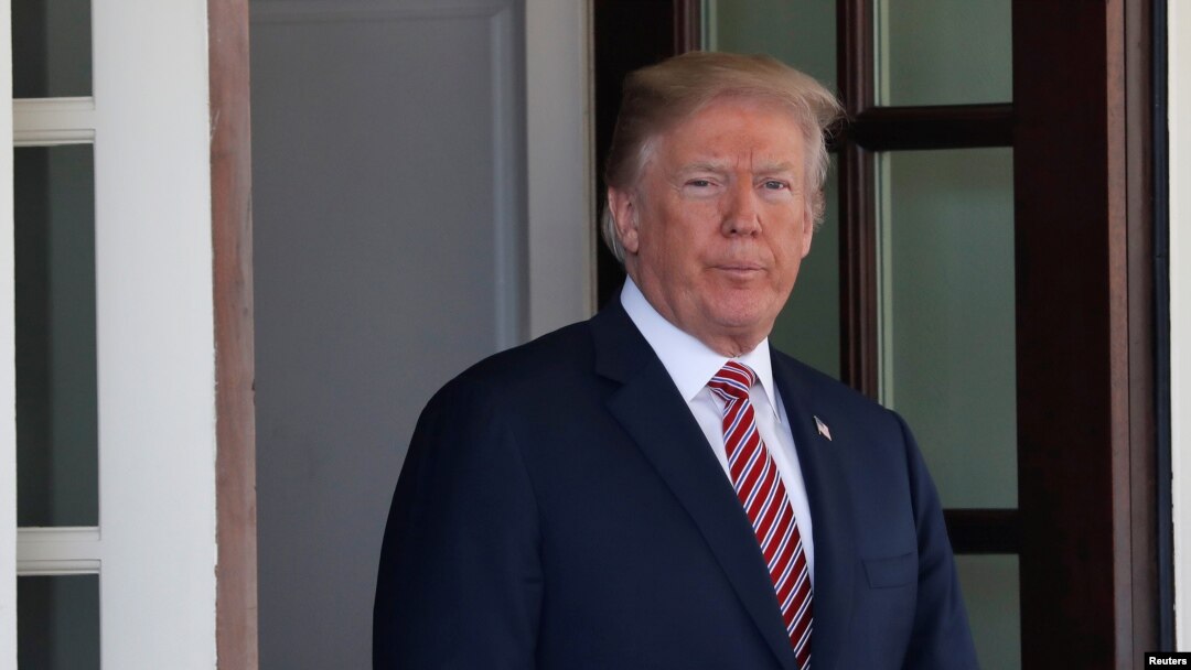 El mandatario estadounidense está consultando con sus aliados de Francia y Gran Bretaña sobre un presunto ataque de armas químicas en Siria, antes de decidir cómo responderá su gobierno.