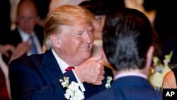El presidente Donald Trump hace un gesto de aprobación al llegar a una cena de Nochebuena en Mar-a-lago en Palm Beach, Florida, el 24 de diciembre de 2019. AP/Andrew Harnik.