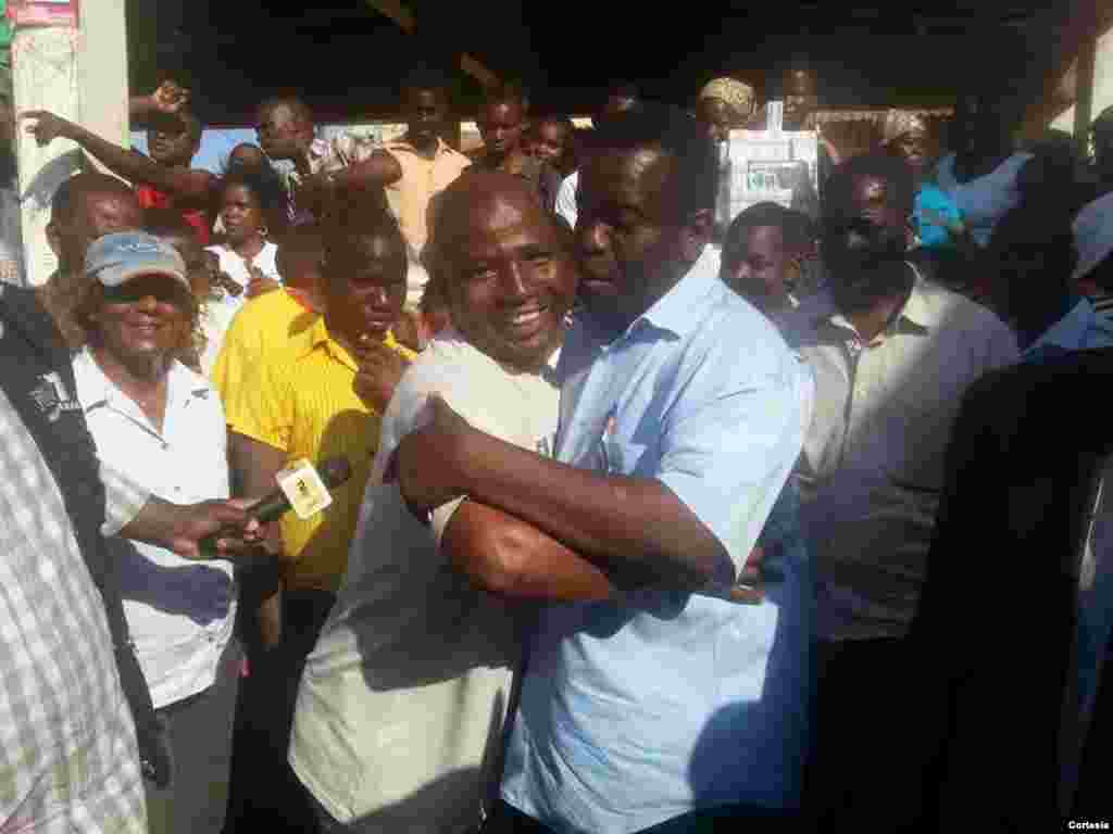 Daviz Simango e jovem apoiante em Massinga, província de Inhambane