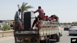 Civiles huyendo de Ramadi, Irak, el lunes, 18 de mayo, de 2015.