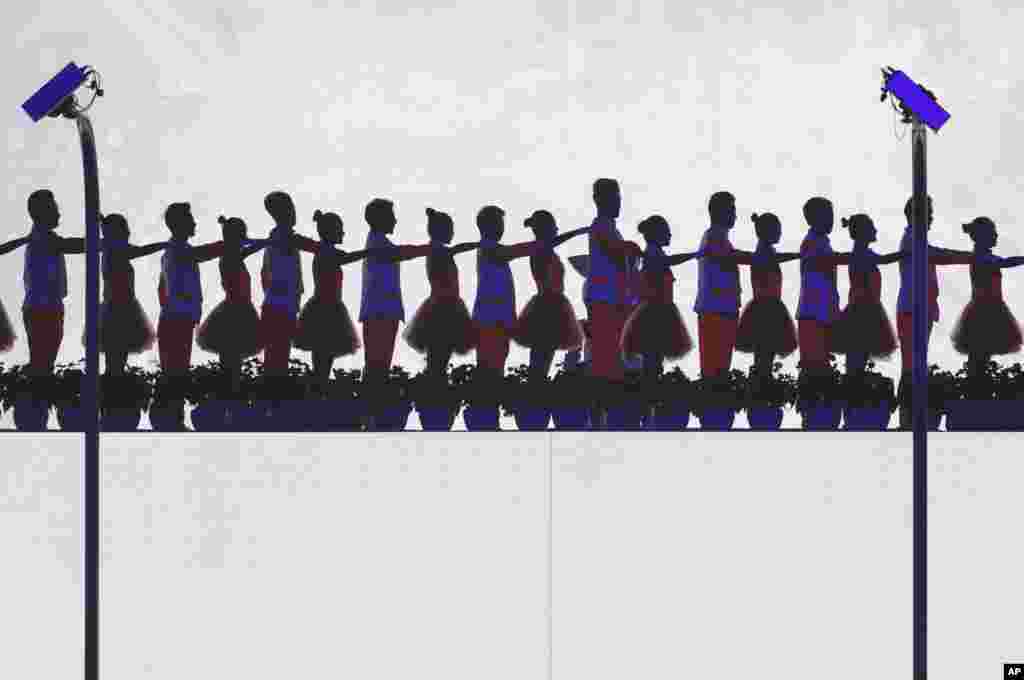 Chinese dancers perform during the closing ceremonies of the 14th FINA World Swimming Championships in Hangzhou in Zhejiang Province.