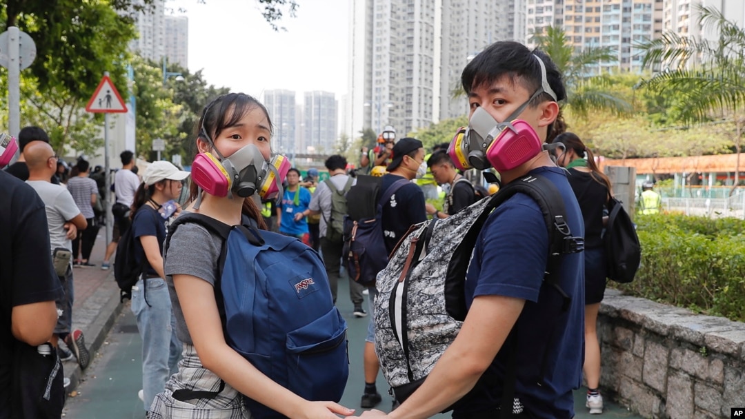 在集會上手拉手的香港示威者。 2019年8月5日