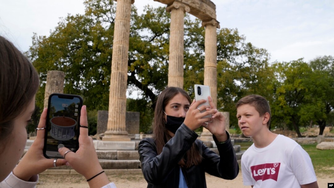 Alumnos utilizan una app en el sitio arqueológico de la antigua Olimpia, Grecia, el 10 de noviembre de 2021. 