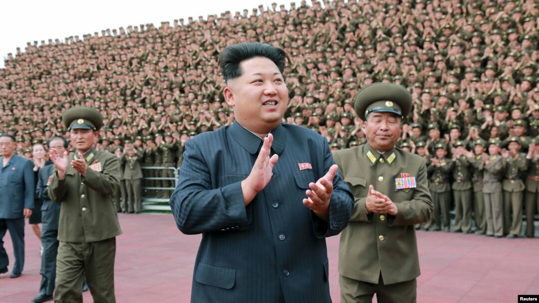 평양에서 김정은 북한 국방위 제1위원장이 강원도 원산 육아원과 고아원이 완공된 것을 치하하며 군인 건설자들과 기념 사진을 찍었다고 노동신문이 지난달 3일 보도했다. (자료사진) 