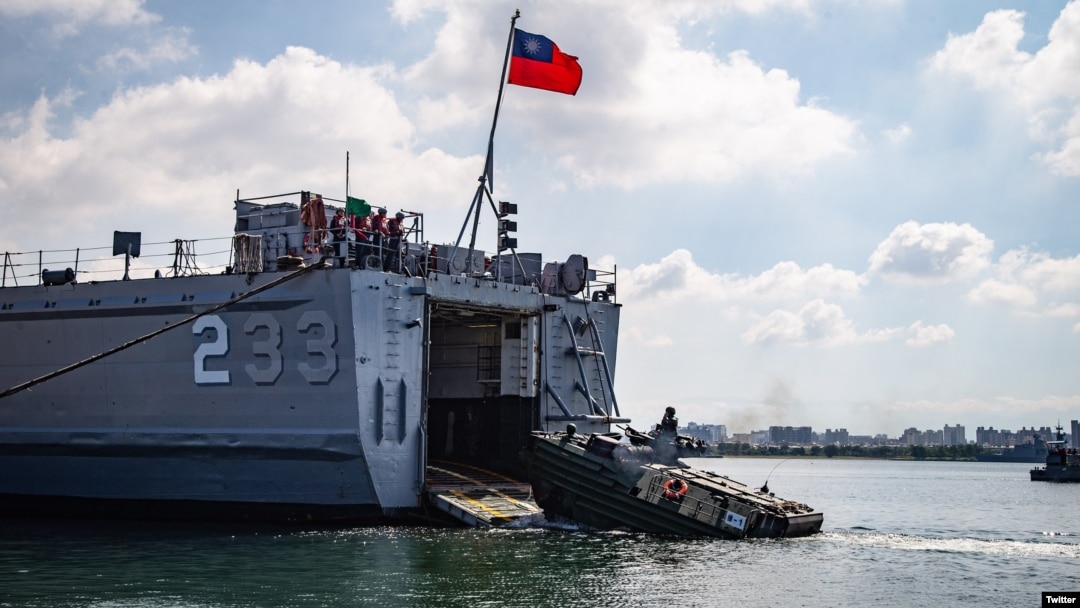 台灣漢光36號演習第2天，海軍在左營軍港為聯合登陸作戰操演進行準備(2020年7月14日, 取自台灣國防部推特)