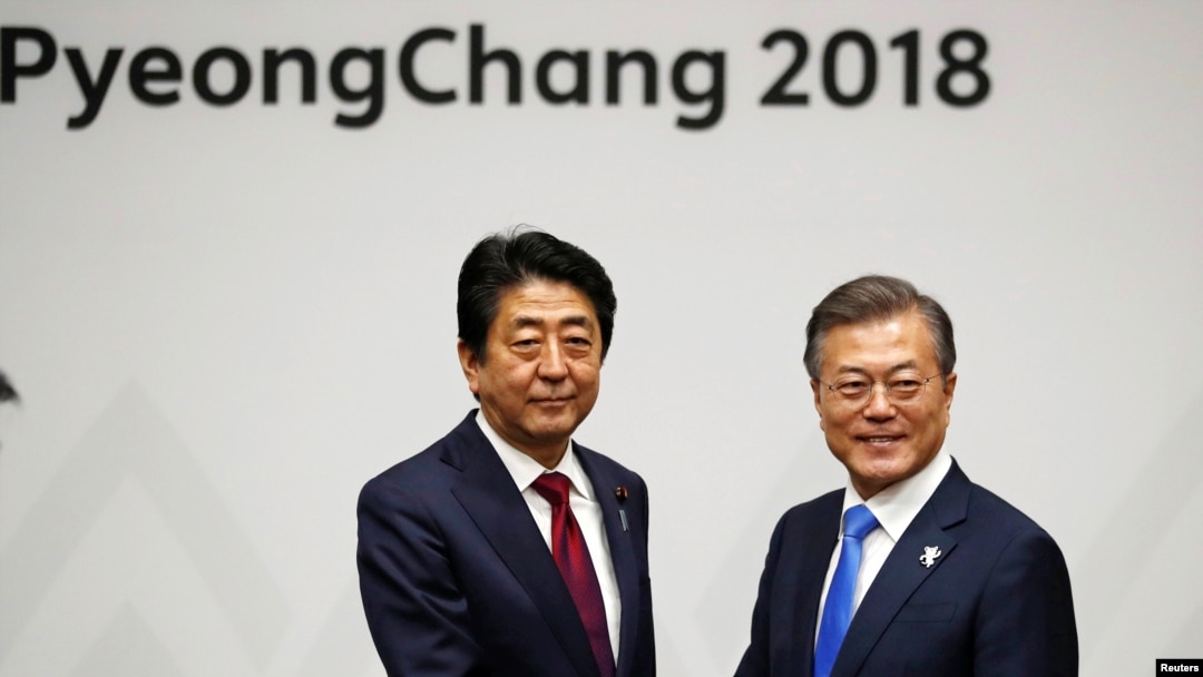 문재인(오른쪽) 한국 대통령과 아베 신조 일본 총리가 9일 평창에서 회담에 앞서 악수하고 있다.
