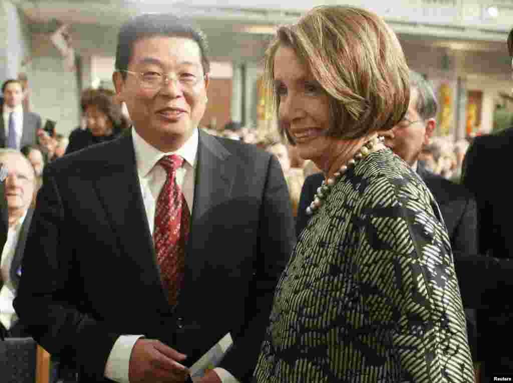 2010年12月10日,美国众议院议长佩洛西和中国民运人士杨建立在挪威奥斯陆参加诺贝尔和平奖典礼。